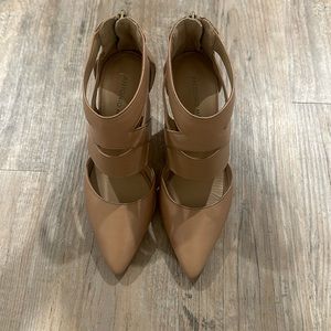 Antonio Melani Women's Tan Courts size 6 1/2 M